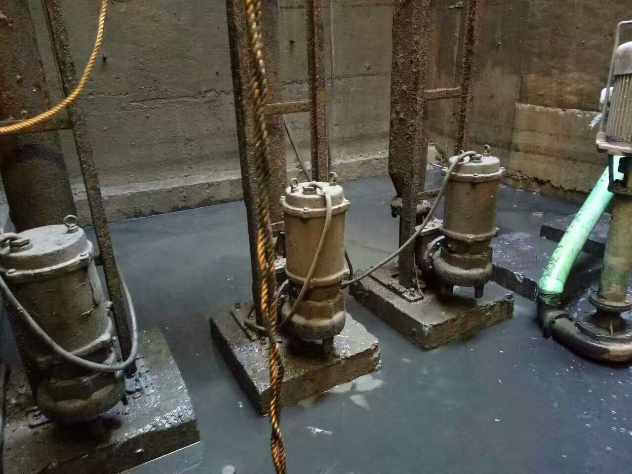 安远污水池清理